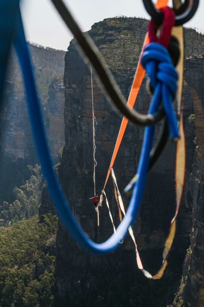 A highliner battles gravity(and his mind) as he crosses a 580m long highline in the Blue Mountains. 📷 loicleray.com